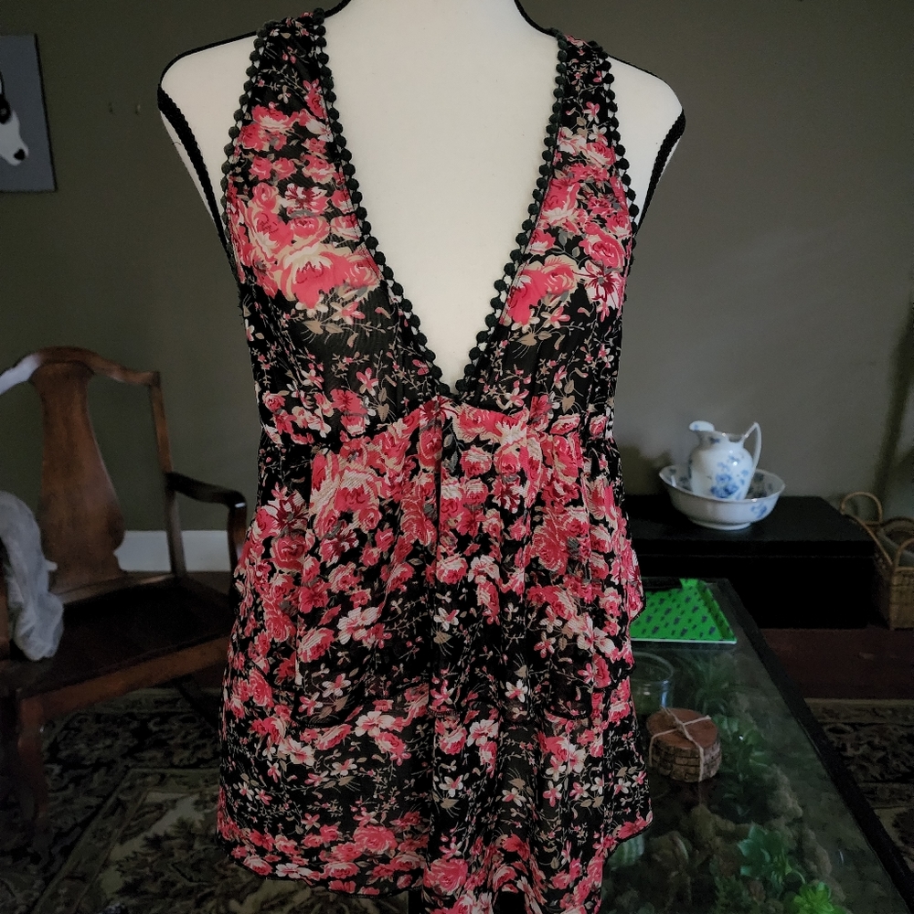 Super cute floral shirt